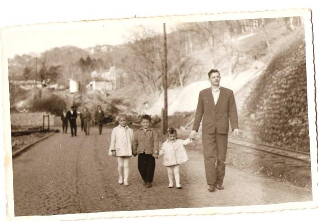 Ja, moj tata Stevan, sestre Dragana i Jasmina, Senjski Rudnik,1962..jpg, 90 KB